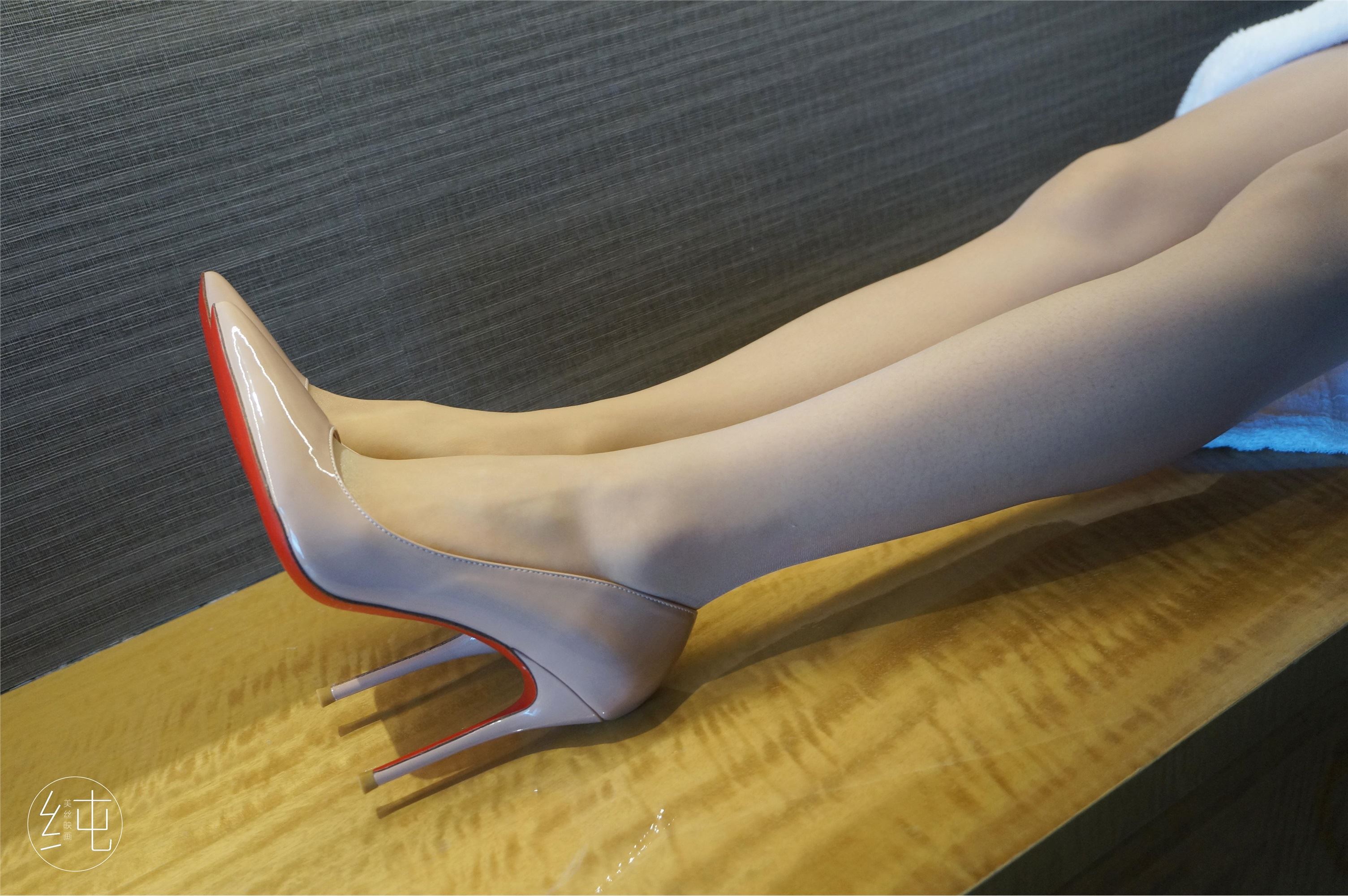 美丝映画 Vol.002 小姐姐酒店浴袍肉丝1